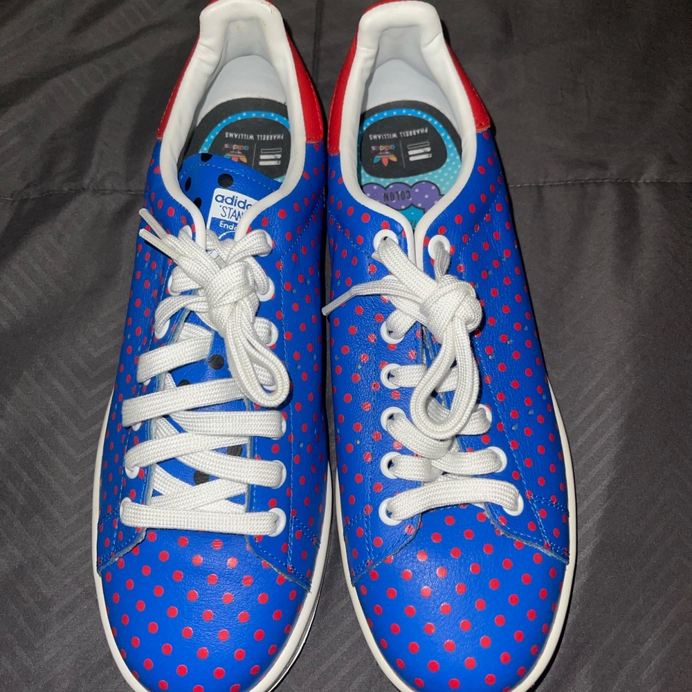 Stan smith “ Pharrell Williams” polkadot red and blue sneakers